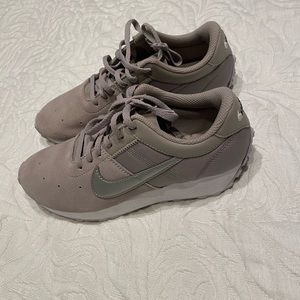 NIKE DBREAK PREMIUM SIZE 7
